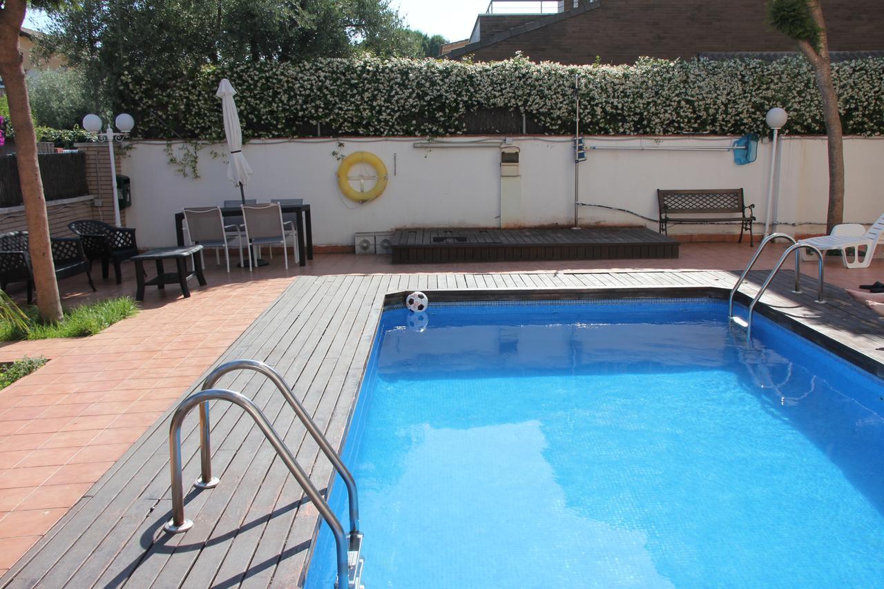 Apartamentos Caru Castelldefels Exterior photo